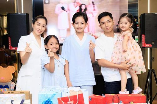 Khánh Thi đăng 2 hình ảnh cũ và hiện tại để cảm thán về sự trưởng thành của con trai.