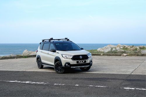 Suzuki XL7 Hybrid.