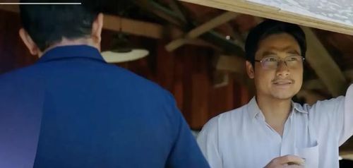 A Lang liên tục động viên Lok tiếp tục theo đuổi kế hoạch chống phá. Ảnh VTV