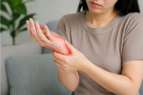 Xác định đúng nguyên nhân gây tê bì tay sẽ giúp cải thiện triệu chứng, đồng thời ngăn ngừa biến chứng. (Ảnh AI)