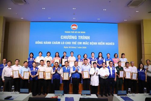 Các mạnh thường quân hỗ trợ cho chương trình chăm lo cho trẻ em mắc bệnh hiểm nghèo. Ảnh: P.Thương.