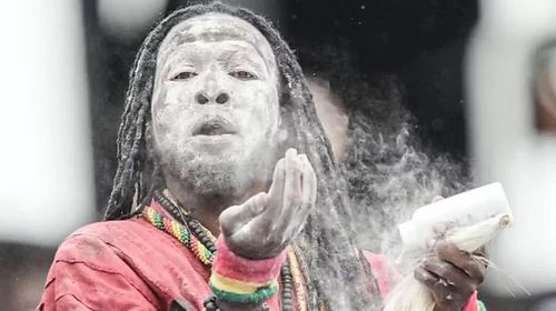 Một "phù thủy" người Ghana xuất hiện trong trận Ghana - Anh ở World Cup 2026 (trận đấu có kết quả 0-0). Ảnh: Outlook India.