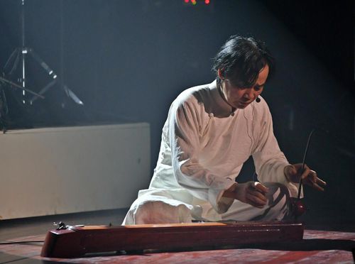 NSND Hoàng Anh Tú biểu diễn đàn bầu trong chương trình Chuyện Hà Nội - Một ngày rất Hà Nội.