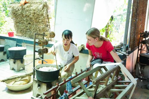 Mô hình du lịch trải nghiệm gắn với làng nghề đang thu hút đông đảo khách quốc tế đến với Hạ Trạo. Ảnh: Đình Minh