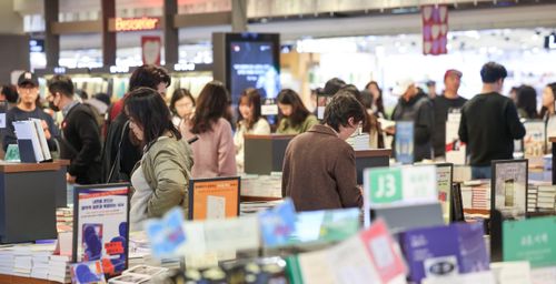  Độc giả tại một hiệu sách ở Hàn Quốc. Ảnh: Báo Chosun Daily. 