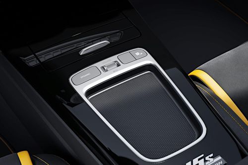  Tựa tay trung tâm được trang trí thêm huy hiệu "45 S Final Edition", vô lăng AMG Performance bọc da Nappa và vi sợi Microcut với đường chỉ tương phản vàng, cũng như các chi tiết trang trí bằng nhôm với họa tiết AMG màu vàng. 