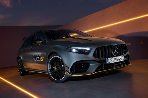  Mercedes-AMG A 45 S 4MATIC+ Final Edition được trang bị động cơ 4 xy-lanh tăng áp 2.0L mang mã M139. Được chế tạo theo triết lý "One Man, One Engine", mỗi khối động cơ được lắp ráp thủ công bởi 1 kỹ sư của AMG. 