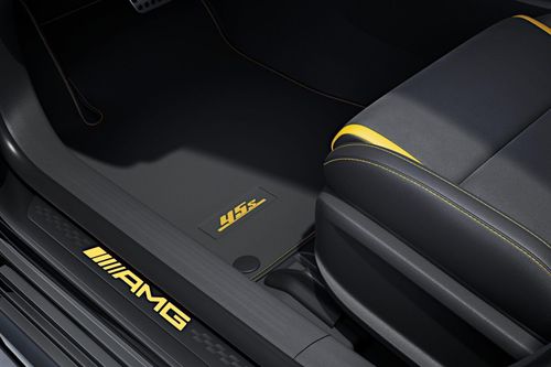  Ngoài ra, ốp bậc cửa màu đen được trang trí với logo AMG màu vàng phát sáng, kết hợp cùng thảm sàn AMG với chữ "45 S" và đường chỉ khâu trang trí có phối màu tương tự. 