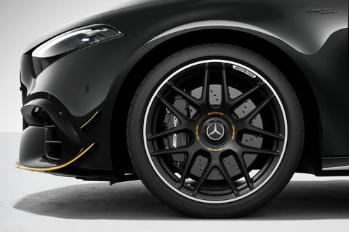  Trang bị tiêu chuẩn bao gồm bộ mâm forged kích thước 19 inch được sơn đen nhám kết hợp cùng chụp mâm với logo AMG vàng và cùm phanh sơn đen. Khách hàng có thể nâng cấp thêm gói khí động học AMG Aerodynamics. 