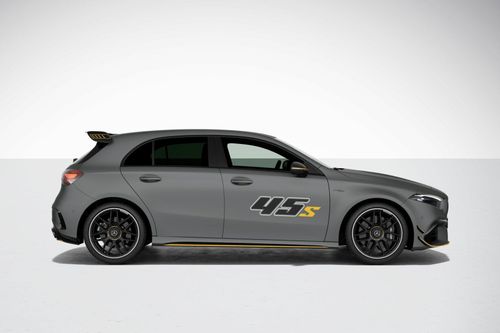 Phiên bản đặc biệt của mẫu "hot hatch" này chỉ có 2 tùy chọn màu ngoại thất là đen Jet Black và xám nhám MANUFAKTUR Mountain Grey magno, kết hợp bộ tem "45 S" trên cửa và gói ngoại thất tối màu AMG Night Package. 