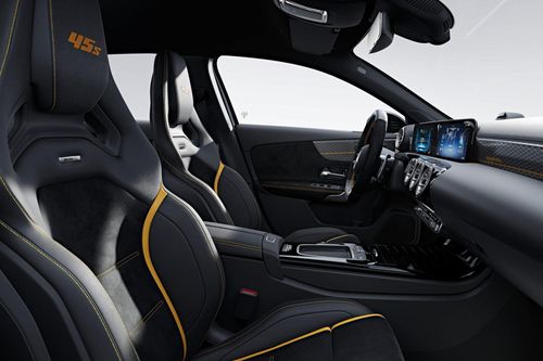  Nội thất của chiếc Mercedes-AMG A 45 S 4MATIC+ Final Edition gồm ghế thể thao AMG Performance được bọc chất liệu da nhân tạo Artico và vi sợi Microcut màu đen, kết hợp với các chi tiết viền vàng và logo "45 S" được thêu tại tựa đầu. 