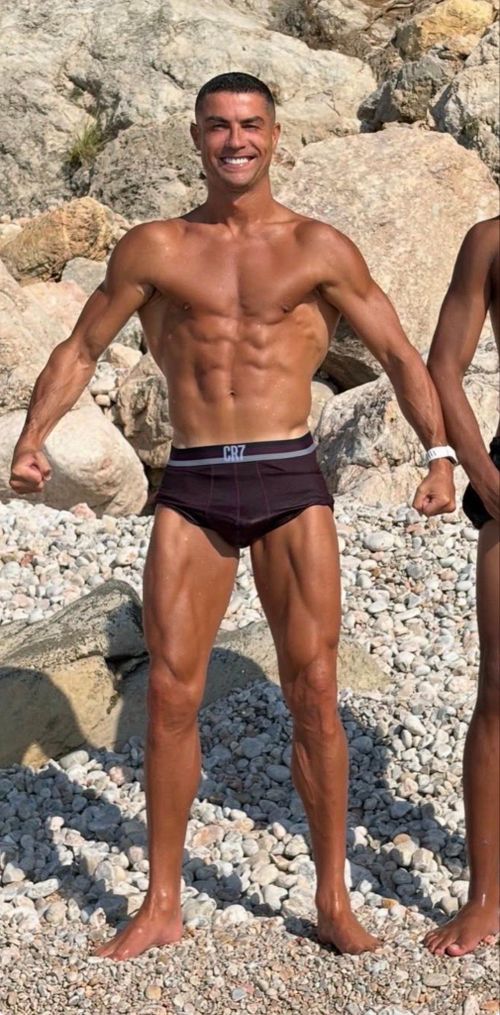 Ronaldo khoe cơ bắp ấn tượng.