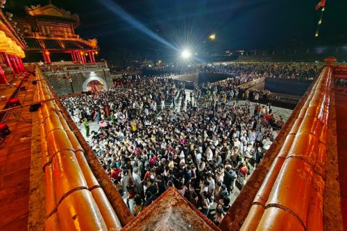  Huế bùng nổ khách du lịch những tháng qua. Trong ảnh, biển người đổ về Đại nội Huế trong chương trình "Hoàng cung huyền ảo" tối 25/4. Ảnh: Kelvin Long.