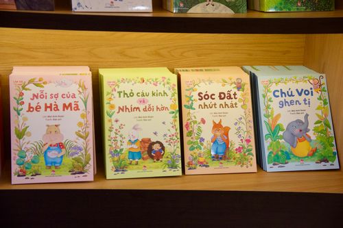 Đại diện đơn vị cho biết vào dịp hè, truyện tranh trở thành mặt hàng được nhiều phụ huynh yêu thích và tìm mua cho con, đặc biệt là nhóm tác phẩm dành cho trẻ mầm non, lớp 1-2.