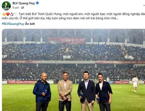 BLV kỳ cựu Vũ Quang Huy (từ trái sang, thứ ba) gửi lời tiễn biệt tới người đàn em Quốc Hưng (ngoài cùng phải).