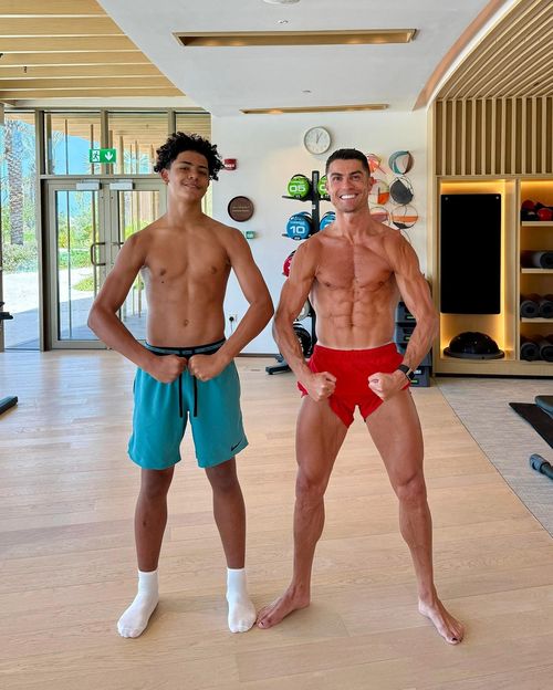  Đây không phải lần đầu tiên bố con Ronaldo gây sốt khi so hình thể. Tháng 6/2025, chủ nhân của 5 Quả bóng vàng cũng từng chia sẻ tự hào với bức ảnh chụp cùng con, với caption: "Bố nào con nấy". Khi đó, Ronaldo Jr. đã nhận nhiều lời khen về hình thể vượt trội so với bạn bè đồng trang lứa. Điều này được cho là nhờ vào việc từ nhỏ, cậu đã được ông bố ngôi sao hướng dẫn tập luyện một cách nghiêm ngặt. Ông bố ngôi sao đưa con trai đến phòng gym từ khi còn ít tuổi, nhiều lần đăng ảnh gọi con là "bạn tập". 