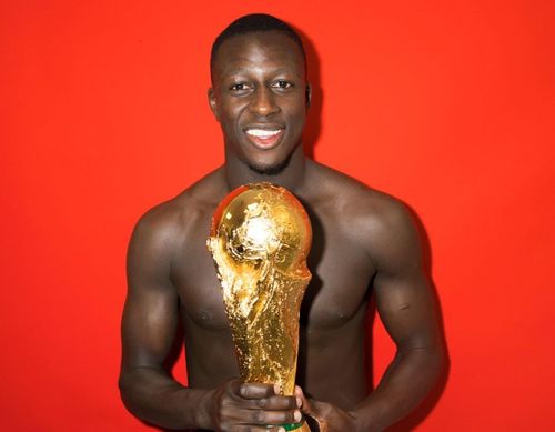  Mendy đấu giá bản sao cúp vàng World Cup 2018. 