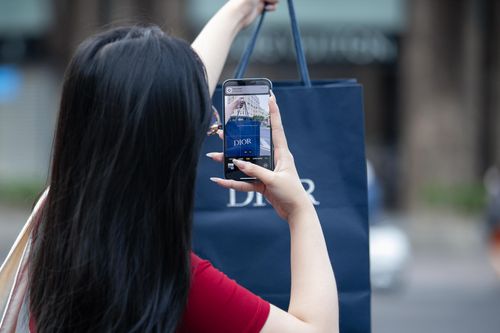  Nhiều nhân viên văn phòng thử sức với hoạt động affiliate, gia tăng nguồn thu từ vòng tròn bạn bè, đồng nghiệp. Ảnh minh họa: Phương Lâm.