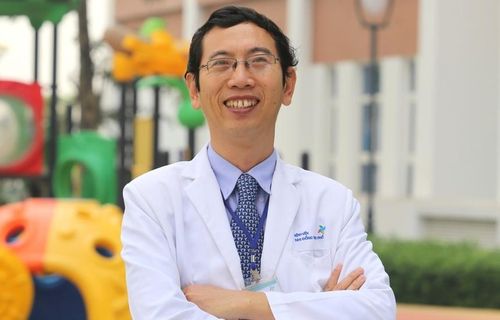 Bác sĩ Nguyễn Minh Tiến cảnh báo tình trạng phụ huynh cho con uống nhiều sữa tươi mỗi ngày. Ảnh: BSCC.