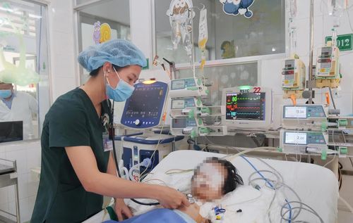 Bệnh nhi suy đa tạng được lọc máu liên tục. Ảnh: BVCC.