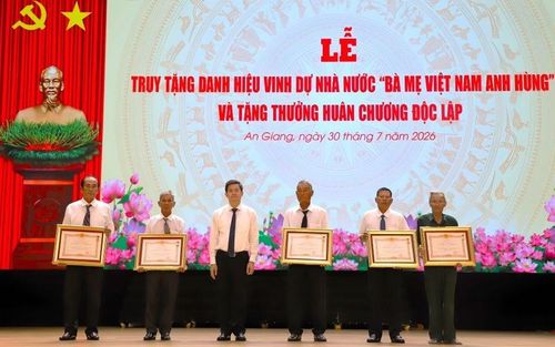 Đồng chí Lê Quang Tùng, Ủy viên Ban Chấp hành Trung ương Đảng, Bí thư Tỉnh ủy trao tặng danh hiệu vinh dự Nhà nước “Bà mẹ Việt Nam anh hùng” cho đại diện thân nhân các Mẹ