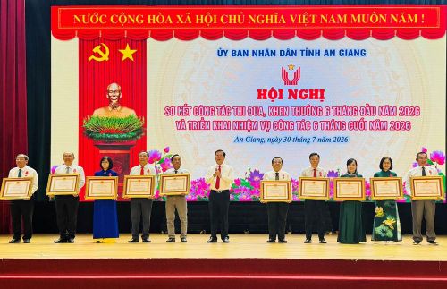 Phó Chủ tịch UBND tỉnh Lê Văn Phước trao Huân chương Lao động hạng Ba cho các cá nhân