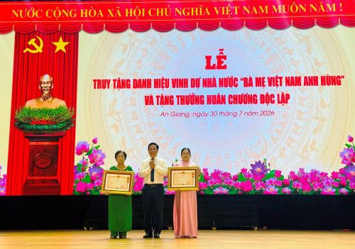 Chủ tịch UBND tỉnh Hồ Văn Mừng trao Huân chương Độc lập cho đại diện thân nhân gia đình liệt sĩ