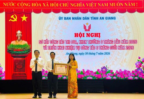 Bí thư Tỉnh ủy Lê Quang Tùng trao Huân chương Lao động hạng Ba cho Đảng bộ, chính quyền và Nhân dân tỉnh An Giang