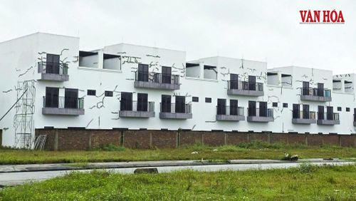 Để hoang lâu ngày, dự án có dấu hiệu xuống cấp, xuất hiện chằng chịt nứt vết chân chim...