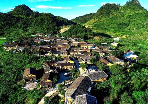 Lũng Cú quyết tâm xây dựng Lô Lô Chải ngày càng văn minh, xanh - sạch - đẹp. Ảnh: T.L