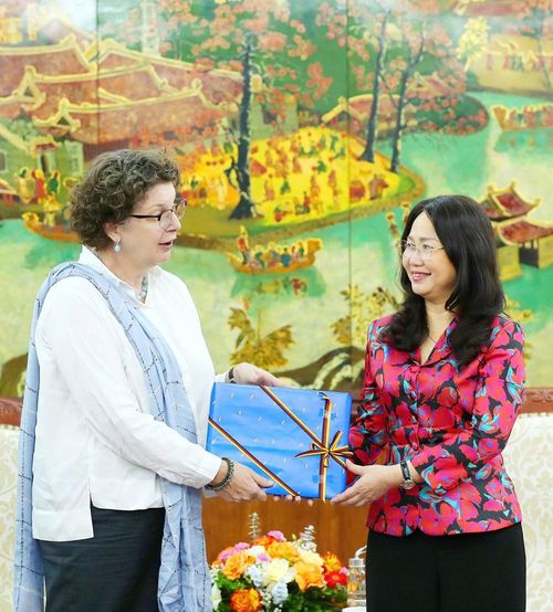 Đại sứ Helga Margarete Barth tặng quà lưu niệm Bộ trưởng Lâm Thị Phương Thanh