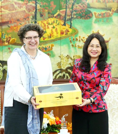 Bộ trưởng Lâm Thị Phương Thanh tặng quà lưu niệm Đại sứ Helga Margarete Barth