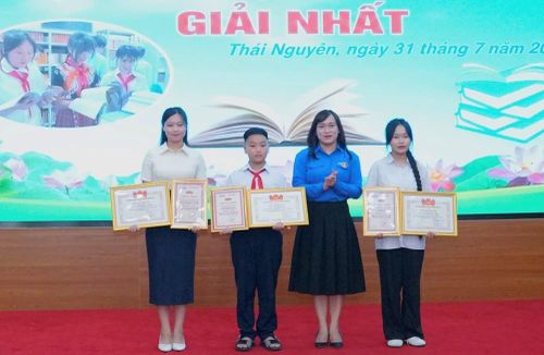 Đại diện Ban tổ chức cuộc thi trao giải cho các thí sinh đạt giải Nhất