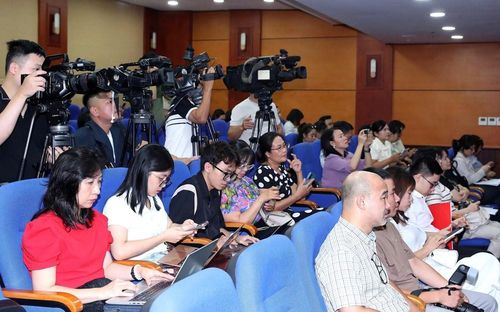 Đông đảo phóng viên các cơ quan thông tấn, báo chí đưa tin về sự kiện