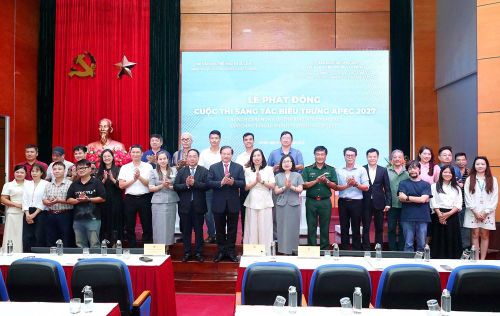 Các đại biểu chụp ảnh lưu niệm