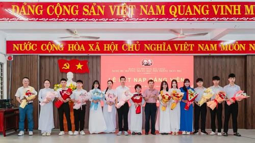 Đảng bộ Trường trung học phổ thông Trần Phú, phường Hải Châu vừa kết nạp 14 đảng viên mới. (Ảnh: ANH ĐÀO)