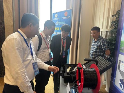 Các đại biểu tham quan, tìm hiểu các thiết bị quan trắc phóng xạ môi trường được giới thiệu trong khuôn khổ hội nghị.
