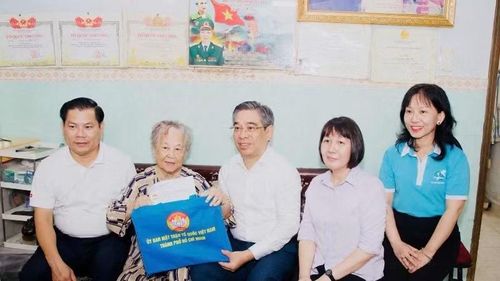 Đoàn lãnh đạo Thành phố Hồ Chí Minh thăm Bà mẹ Việt Nam Anh hùng nhân dịp kỷ niệm 79 năm Ngày Thương binh-Liệt sĩ.