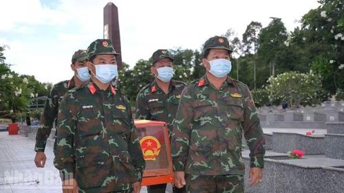 Đội lấy mẫu ADN hài cốt liệt sĩ tại Nghĩa trang Liệt sĩ Tri Tôn thực hiện nhiệm vụ. (Ảnh: PHƯƠNG VŨ)