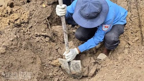 Cán bộ, chiến sĩ Đội K92 tìm kiếm hài cốt liệt sĩ tại khu vực Nghĩa trang Xóm Khỉ. (Ảnh: PHƯƠNG VŨ)
