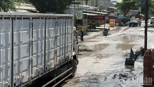 Đoạn đường Bưng Môn hư hỏng nặng do quá trình xe tải trọng chở vật liệu xây dựng phục vụ thi công dự án trọng điểm.