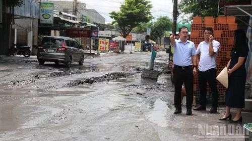 Lãnh đạo phường và Công an phường Long Thành có mặt tại hiện trường chỉ đạo công tác khắc phục sửa chữa tạm đoạn đường Bưng Môn hư hỏng.