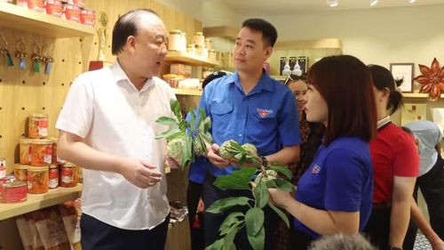 Cục trưởng Quản lý và Phát triển thị trường trong nước Trần Hữu Linh tham dự khai mạc sự kiện.