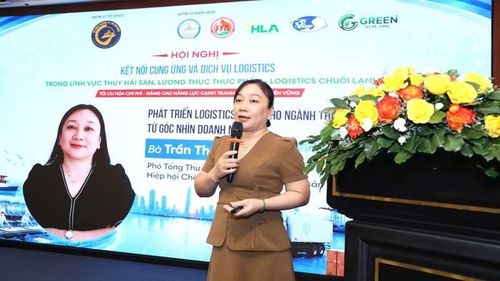 Bà Trần Thụy Quế Phương, Phó Tổng Thư ký Hiệp hội Chế biến và Xuất khẩu thủy sản Việt Nam (VASEP) trình bày ý kiến tại hội nghị.