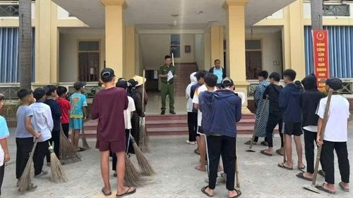 Công an xã Nhân Hòa (tỉnh Nghệ An) tổ chức cho thanh thiếu niên “chưa ngoan” tham gia lao động công ích.