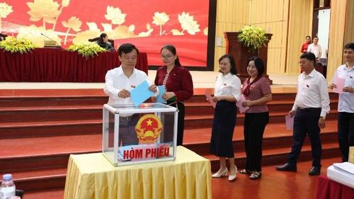 Các đại biểu bỏ phiếu bầu chức danh Phó Chủ tịch Hội đồng nhân dân tỉnh Lai Châu khóa XVI.
