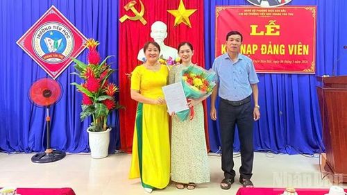 Chi bộ Trường tiểu học Hoàng Văn Thụ kết nạp đảng viên mới.