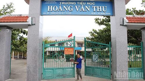 Đảng viên Nguyễn Truyền Thống (áo xanh) thuộc Chi bộ Trường tiểu học Hoàng Văn Thụ dù mới 13 năm công tác tại trường nhưng đã có 29 năm tuổi Đảng.