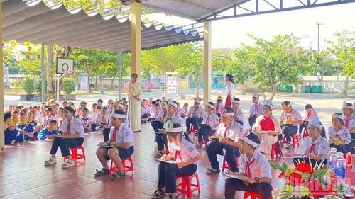 Các đảng viên trong Chi bộ Trường Tiểu học Hoàng Văn Thụ luôn nêu cao tinh thần dám nghĩ, dám làm trong công tác đổi mới phương pháp giáo dục.