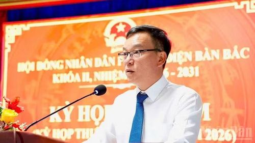 Bí thư Đảng ủy phường Điện Bàn Bắc Nguyễn Mạnh Hùng phát biểu tại kỳ họp Hội đồng nhân dân.
